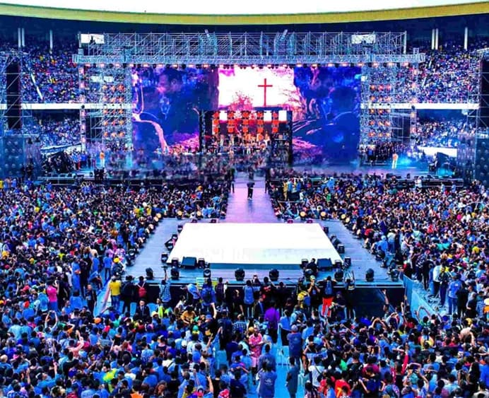 Maajabu Gospel Konser Sahnesi Uzun Sahne Tekniği Destekleri Altında Başarıyla Kuruldu